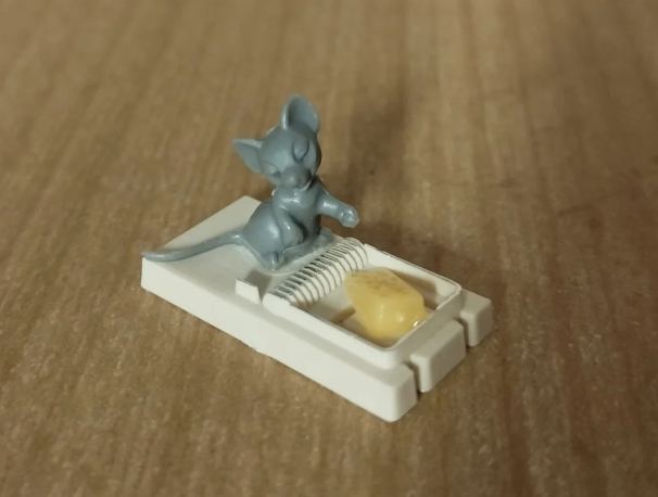 Maus mit Mausefalle für das Puppenhaus 1:12