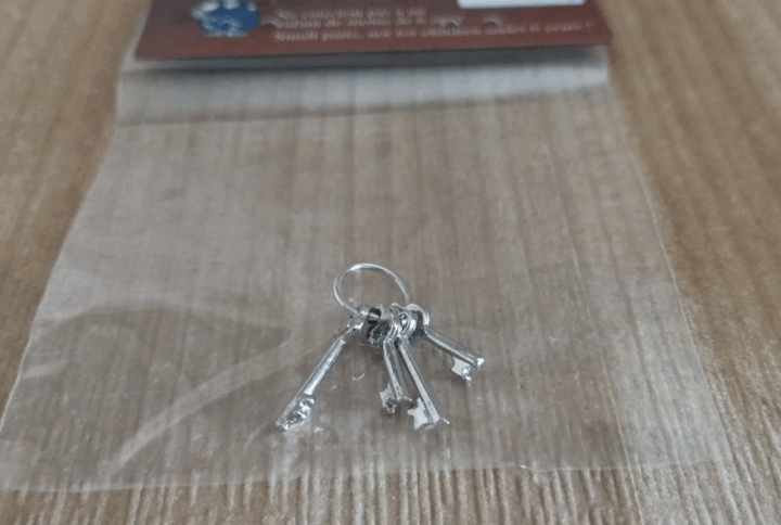 Schlüsselbund mit 4 Schlüsseln für das Puppenhaus 1:12