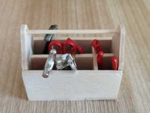 Werkzeugkiste gefüllt für das Puppenhaus 1:12