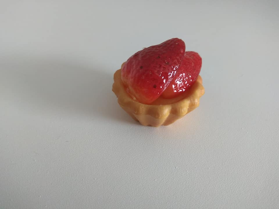 Tarte Miniatur mit Erdbeeren zur Deko