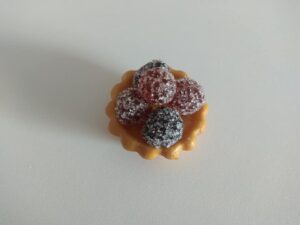 Tarte Miniatur mit gezuckerten Früchten zur Deko