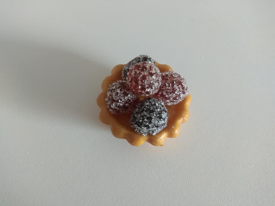 Tarte Miniatur mit gezuckerten Früchten zur Deko