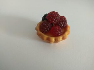 Tarte Miniatur mit Himbeeren zur Deko