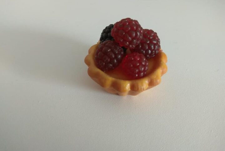 Tarte Miniatur mit Himbeeren zur Deko