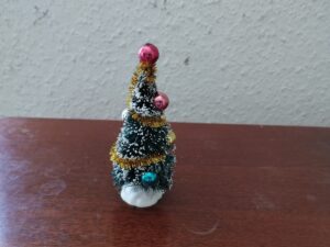 kleiner Weihnachtsbaum mit Schmuck 1:12