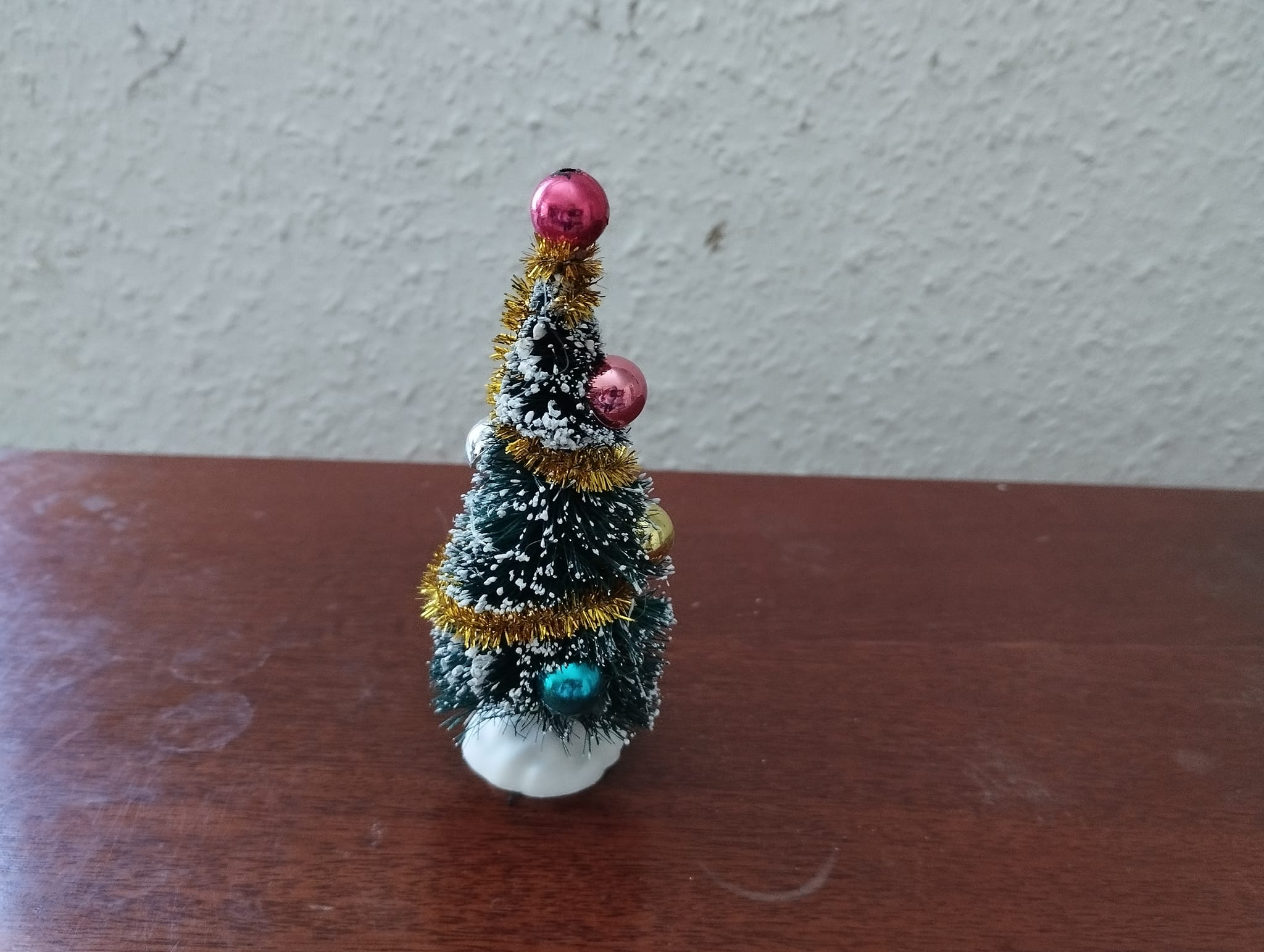kleiner Weihnachtsbaum mit Schmuck 1:12