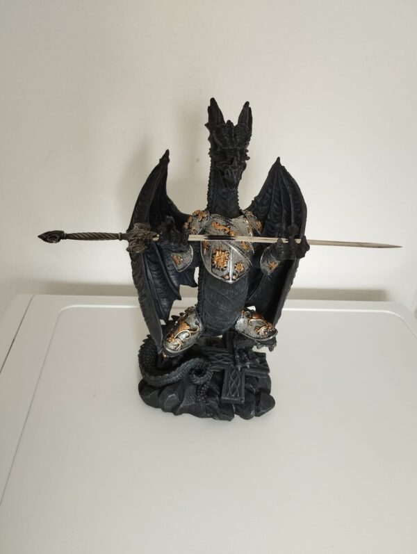 Drache mit Rüstung und Brieföffner, Dekoration