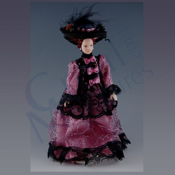Puppenhauspuppe, Porzellanpuppe 1:12 : Frau/Dame im bordeaux/schwarzen Kleid mit Hut