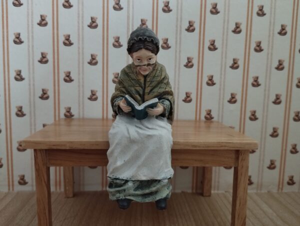 Resinfigur Oma sitzend mit Buch, 1:12