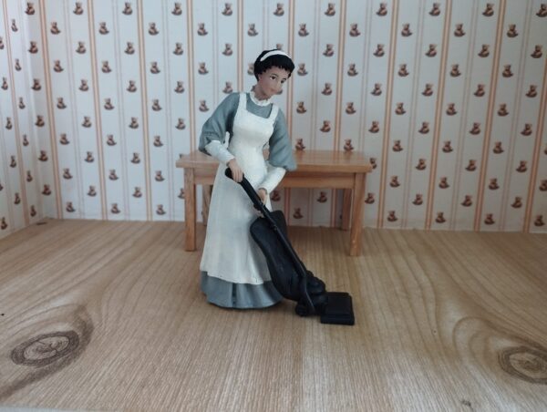 Resinfigur Hausmädchen mit Staubsauger 1:12