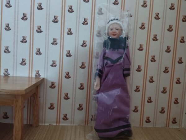 Puppenhauspuppe, Biegepuppe 1:12, Oma mit violettem Kleid