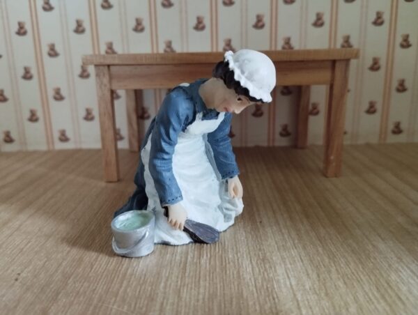 Resinfigur Hausmädchen auf Knie, 1:12
