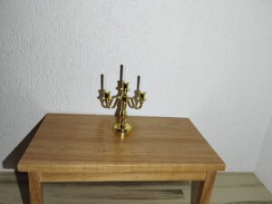 Kerzenständer in gold ohne Funktion, 1:12