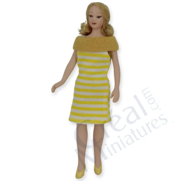 Puppenhauspuppe, Porzellanpuppe 1:12, Frau im gelben Kleid