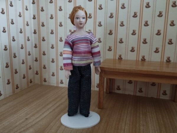Puppenhauspuppe, Biegepuppe 1:12, Frau mit gestr. Pulli