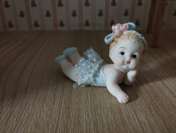 Baby/Kleinkind aus Resin, auf dem Bauch liegend mit blauer Schleife, Miniatur
