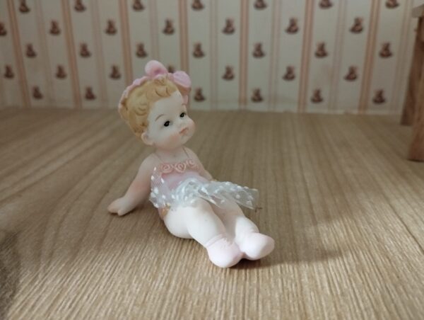 Baby/Kleinkind aus Resin, sitzend mit rosa Schleife , Miniatur