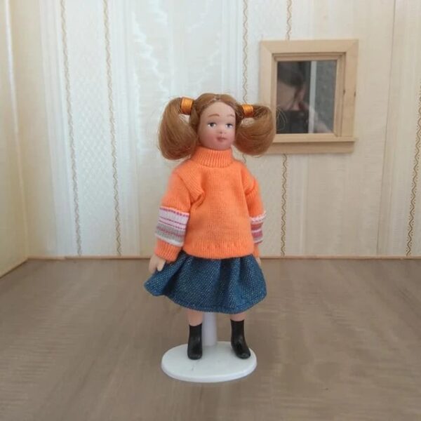 Puppenhauspuppe, Mädchen im orangen Pullover