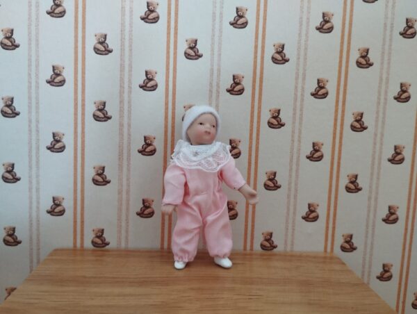 Porzellanpuppe, Baby mit rosa Strampler , 1:12