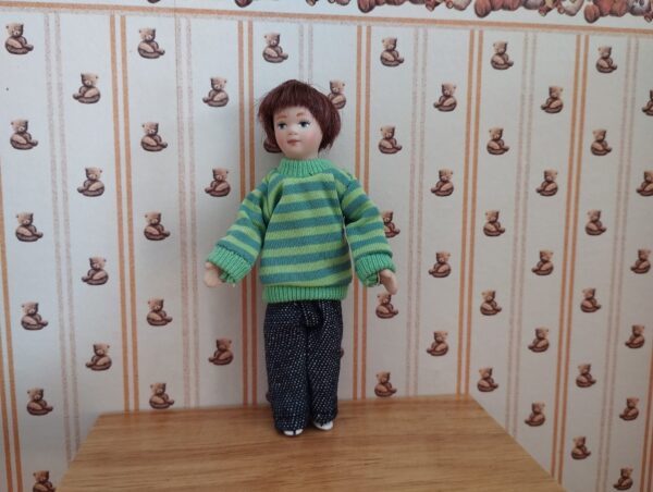Puppenhauspuppe, Junge im grünen Pullover, 1:12