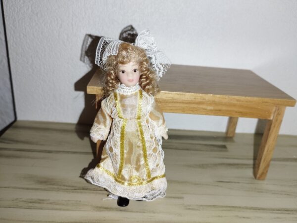 Puppe, Mädchen im gelben Kleid, 1:12