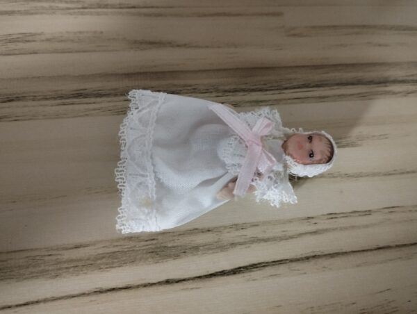 Baby mit Taufkleid, Schleife oben, Miniatur, Porzellanpuppe