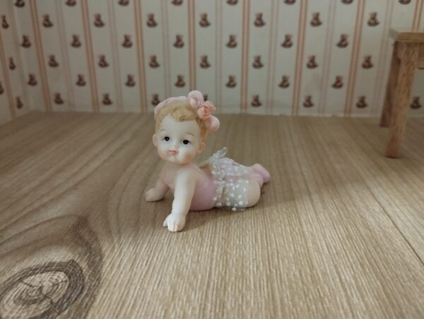 Baby, Kleinkind aus Resin (A), Miniatur
