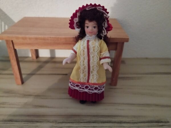 Puppe, Mädchen im gelb-roten Kleid mit Hut, 1:12