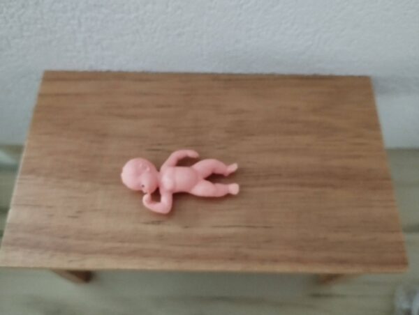 Puppe : Baby klein liegend , Miniatur
