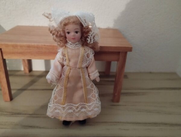 Puppe : Mädchen mit apricotfarbenem Kleid, 1:12
