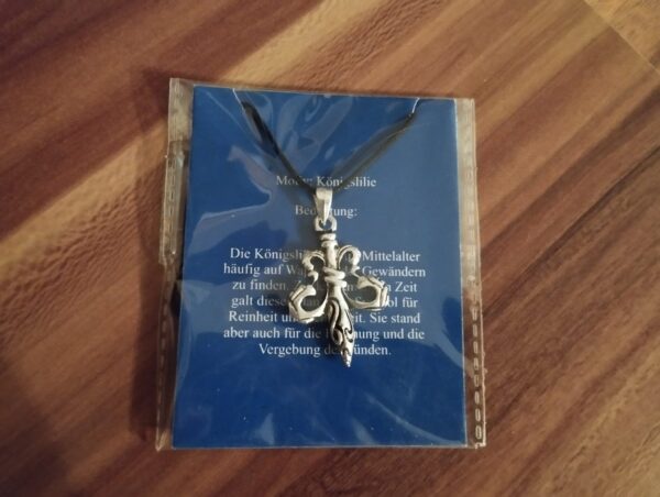 Kette mit Anhänger und Baumwollband, Königslilie