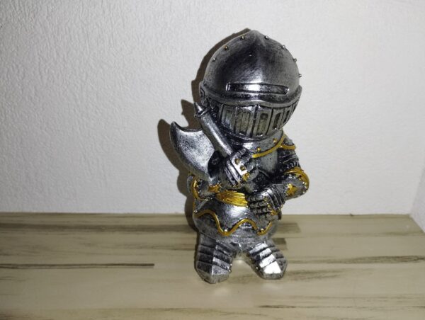 kleiner Ritter in Miniatur  (E) mit Axt , Mittelalter