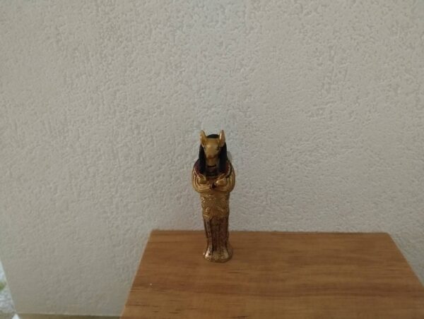 Gott Anubis in Form eines Sarkophags, Sammlerfigur (I)