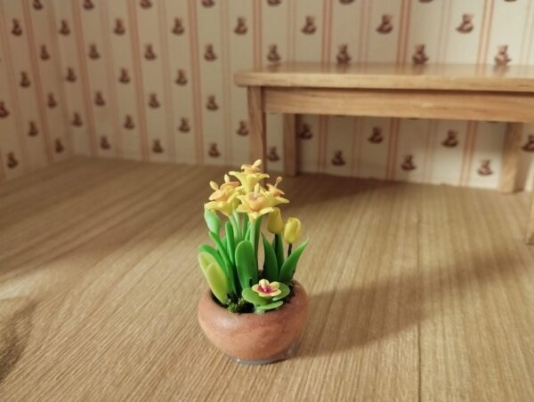 Blumenschale gemischt mit Narzissen 1:12
