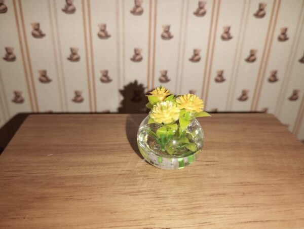 Glasvase mit drei gelben Blümchen