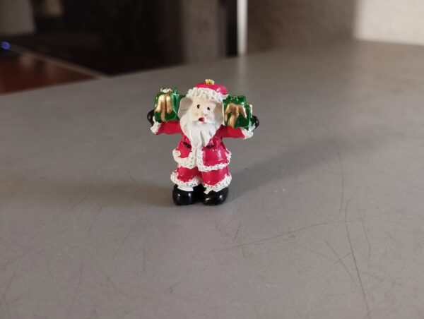 kleiner Nikolaus mit zwei Geschenken , Miniatur für die Weihnachtshütte 1:12