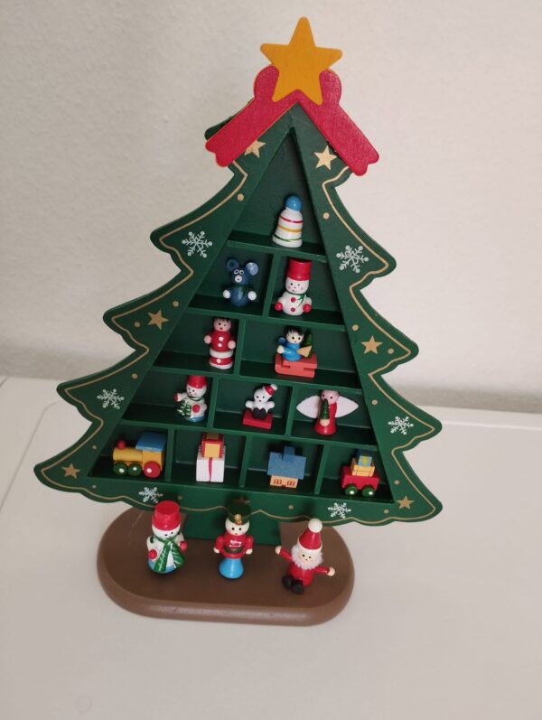 Weihnachtssetzkasten mit Figuren in Tannenform