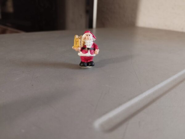 Nikolaus mit einem Geschenk, Weihnachten